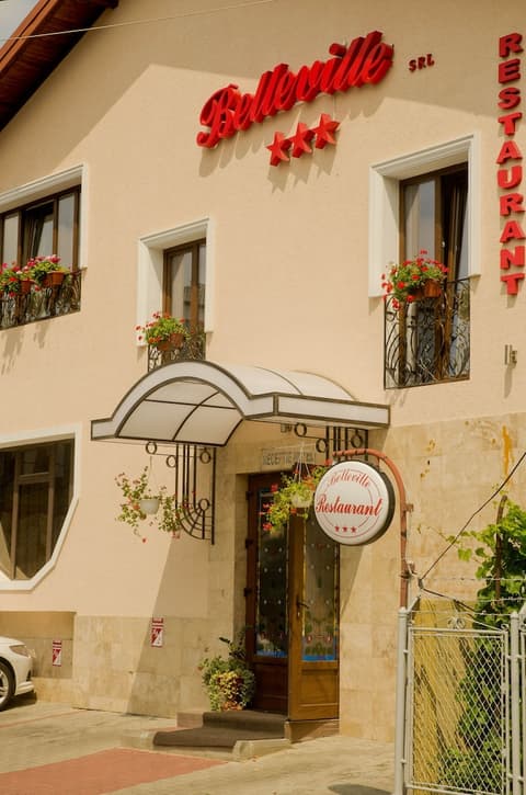 Belleville, Exterior