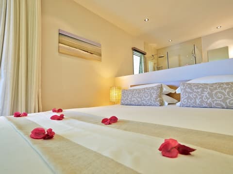 Bon Azur Beachfront Suites & Penthouses with LOV, Room