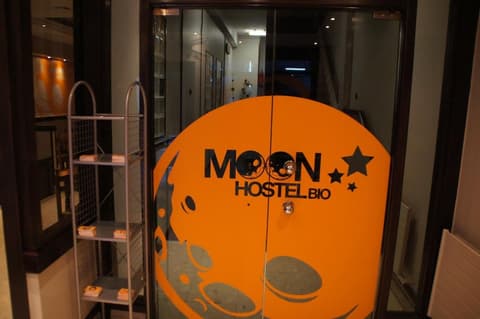 Moon Hostel Bio, Interior