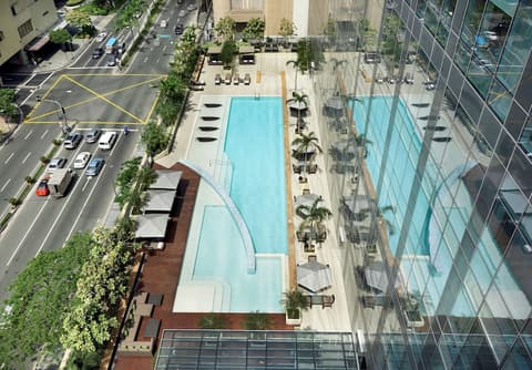Fairmont Makati, Pool