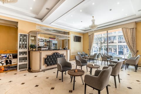 Regency Hotel, Lobby sitting area