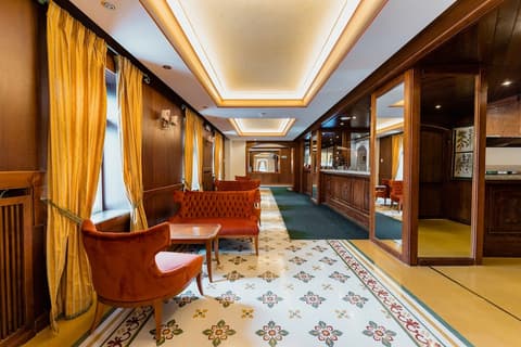 Hotel Serena, Lobby sitting area