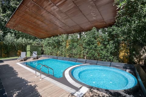 Radisson Blu Hotel Ahmedabad, Outdoor pool