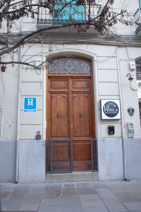 La Perla Granada Suites, Property entrance