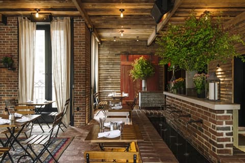 Refinery Hotel, Bar (on property)