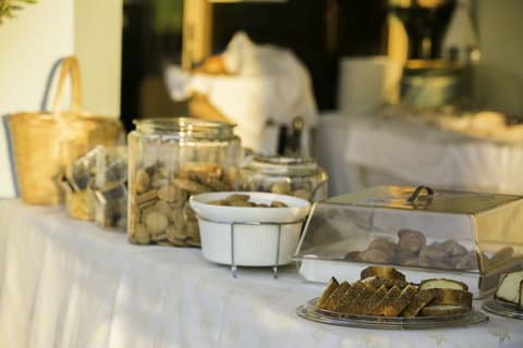 Hillside Studios & Apartments, Buffet