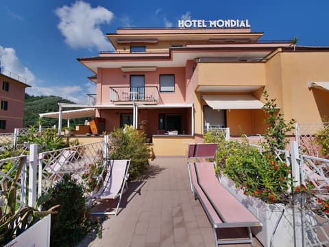 Hotel Mondial, Front of property