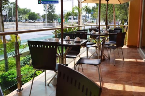 Hostalia Hotel Expo & Business Class, Exterior