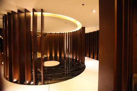 Luxent Hotel, Interior entrance