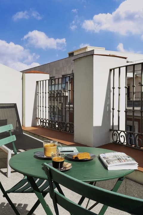 One Shot Prado, Room