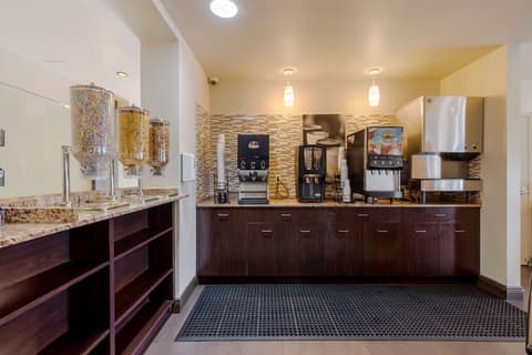 Best Western Plus Miami Airport North Hotel & Suites, Breakfast area