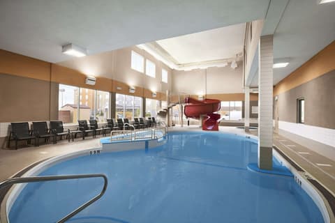 Days Inn & Suites by Wyndham Winnipeg Airport Manitoba, Pool