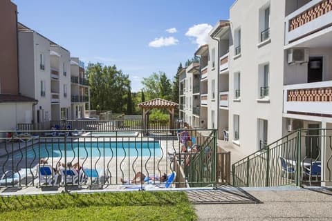 Terres de France - Résidence Côté Provence, Outdoor pool