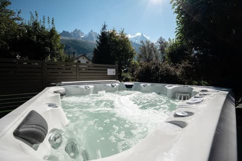 Chalet Hôtel La Sapinière, Outdoor spa tub