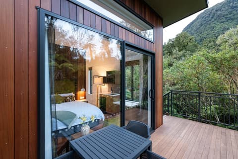 Rainforest Deluxe, Exterior