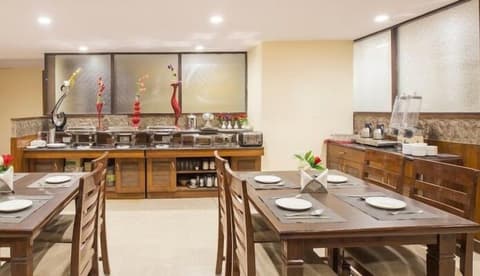 Hotel City Square by KeyMagics, Restaurant