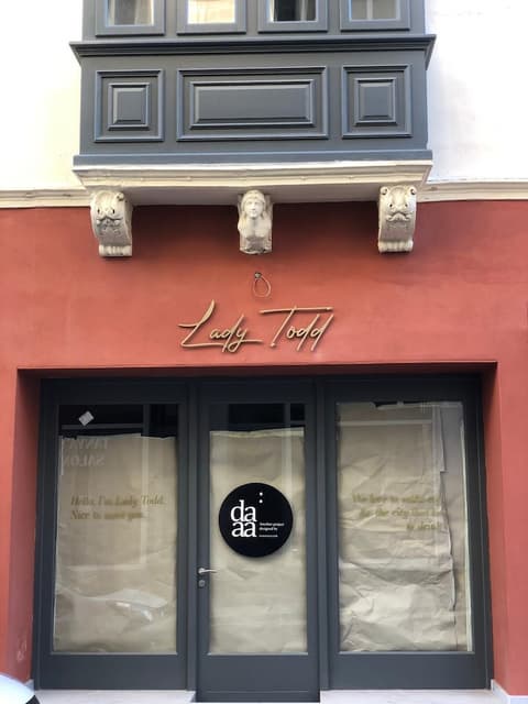 Lady Todd, Interior entrance