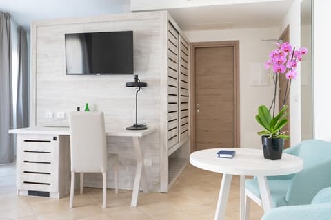 Red Sun Village, Room