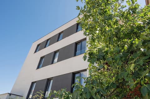 Samstag, Front of property