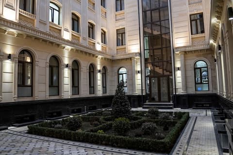 Level Hotel, Front of property