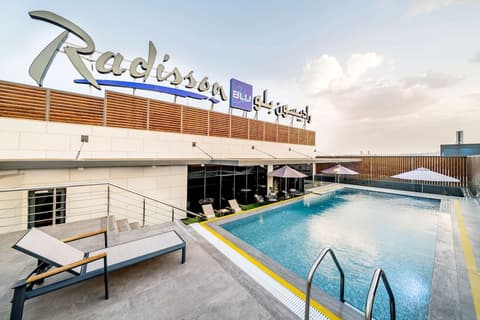 Radisson Blu Hotel Riyadh Qurtuba, Pool