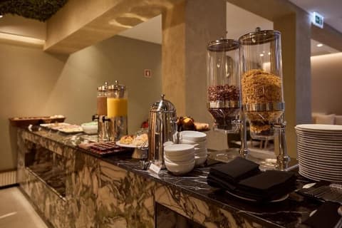 Omid Saldanha Hotel, Restaurant