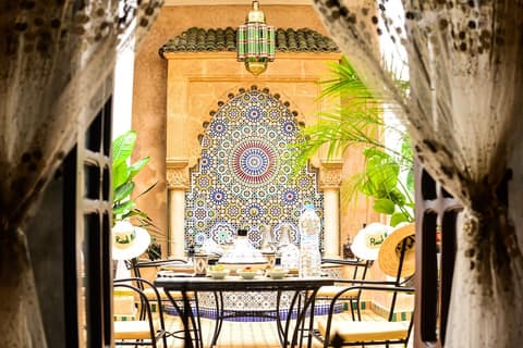 Riad Almazhar, Dining