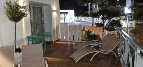 Sandra Rooms, Exterior