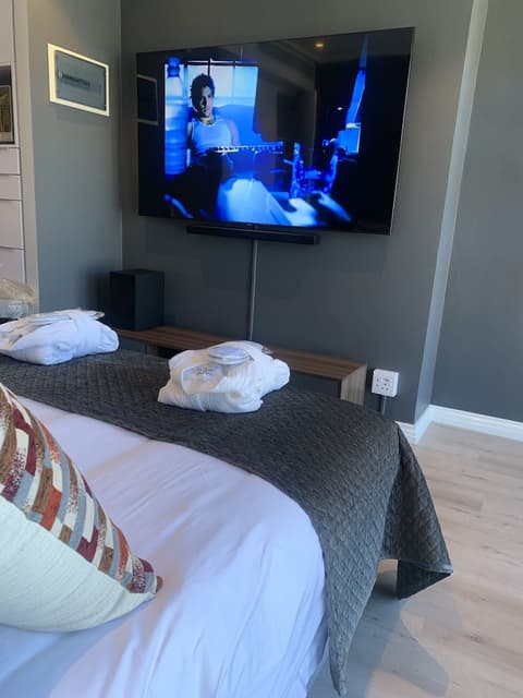 Urban Elephant 16 on Bree, Room