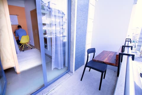 WOT Nomad Social, Room