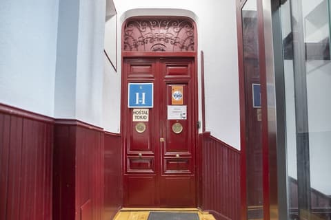 Hostal Tokio, Interior entrance