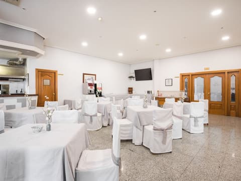 Emperatriz III, Restaurant