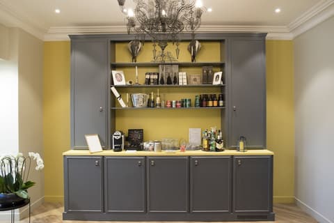 A l'Hotel des Roys, Lobby