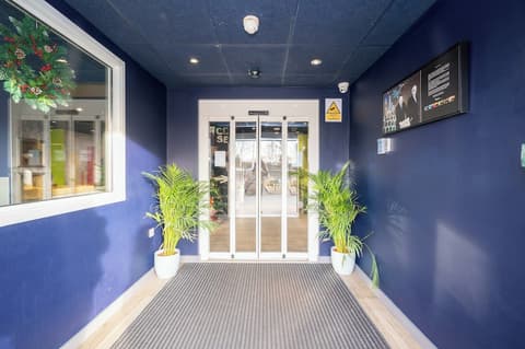 ibis budget London Barking, Interior entrance