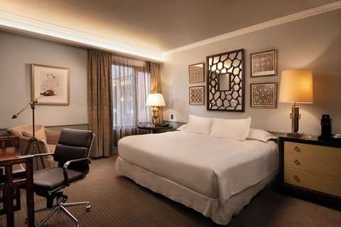 The Singular Santiago, Room