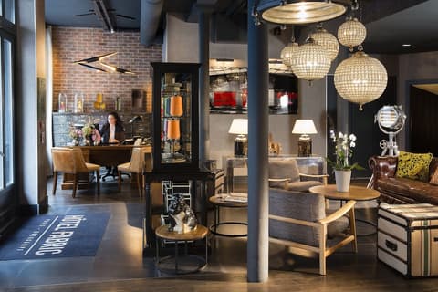 Hôtel Fabric, Interior entrance