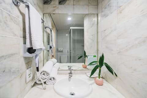 Hotel Golden Park Curitiba by Nacional Inn, Bathroom