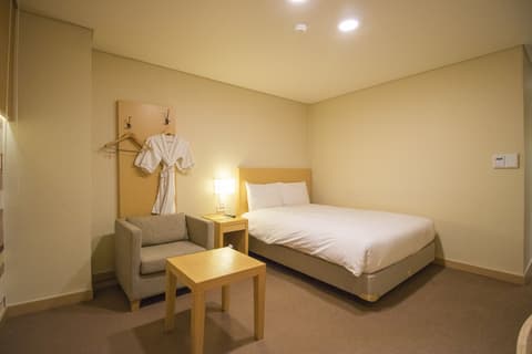 Tower Hill Hotel, Room