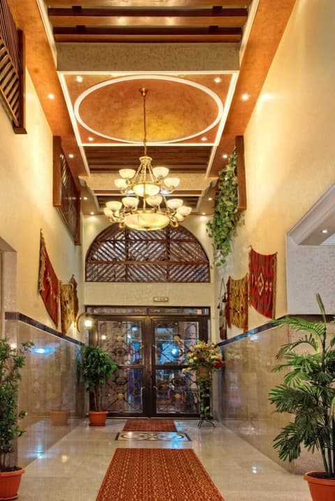 Jardaneh Hotel, Interior entrance
