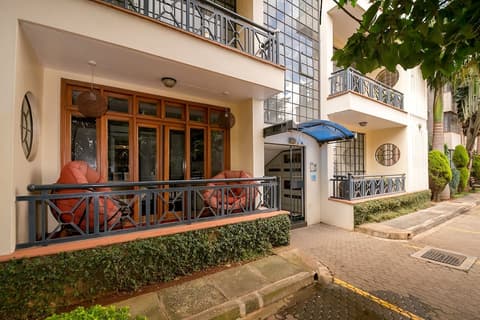 Meltonia Luxury Suites, Interior entrance