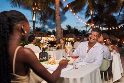 Papagayo Beach Hotel, Restaurant