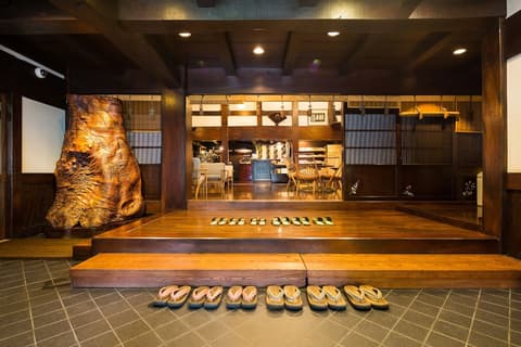 Ryokan Asunaro, Interior entrance
