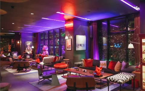 The Smallville Hotel, Lobby lounge