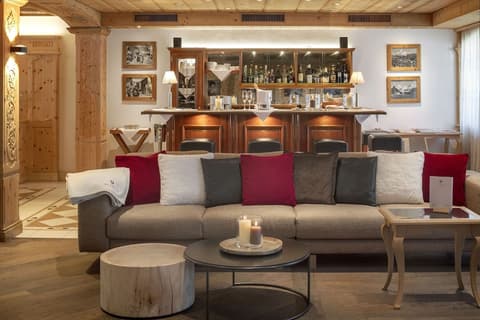 Swiss Alpine Hotel Allalin, Bar (on property)