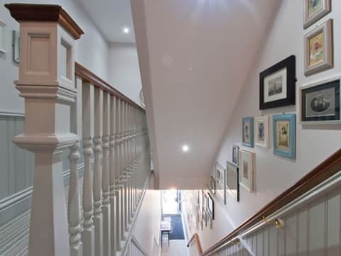 W12 Rooms, Interior entrance