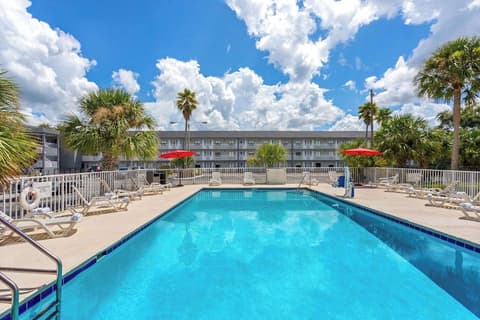 Howard Johnson by Wyndham Orlando Lake Buena Vista South, Pool