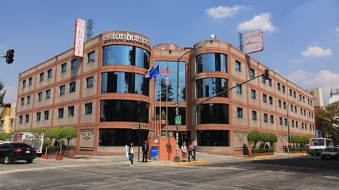 Hotel Astor, Front of property