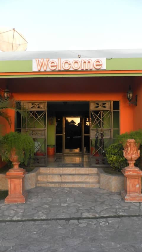 La Maison Hotel, Exterior