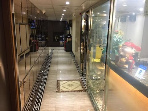 California Hotel, Lobby