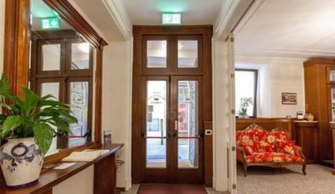 Hotel Garni Corona, Interior entrance